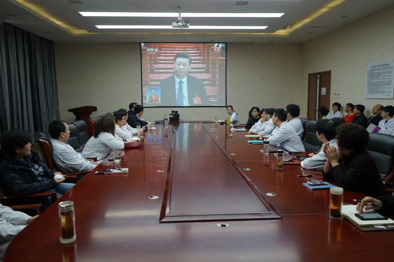 市食检院组织观看十三届全国人大二次会议开幕式现场直播.jpg