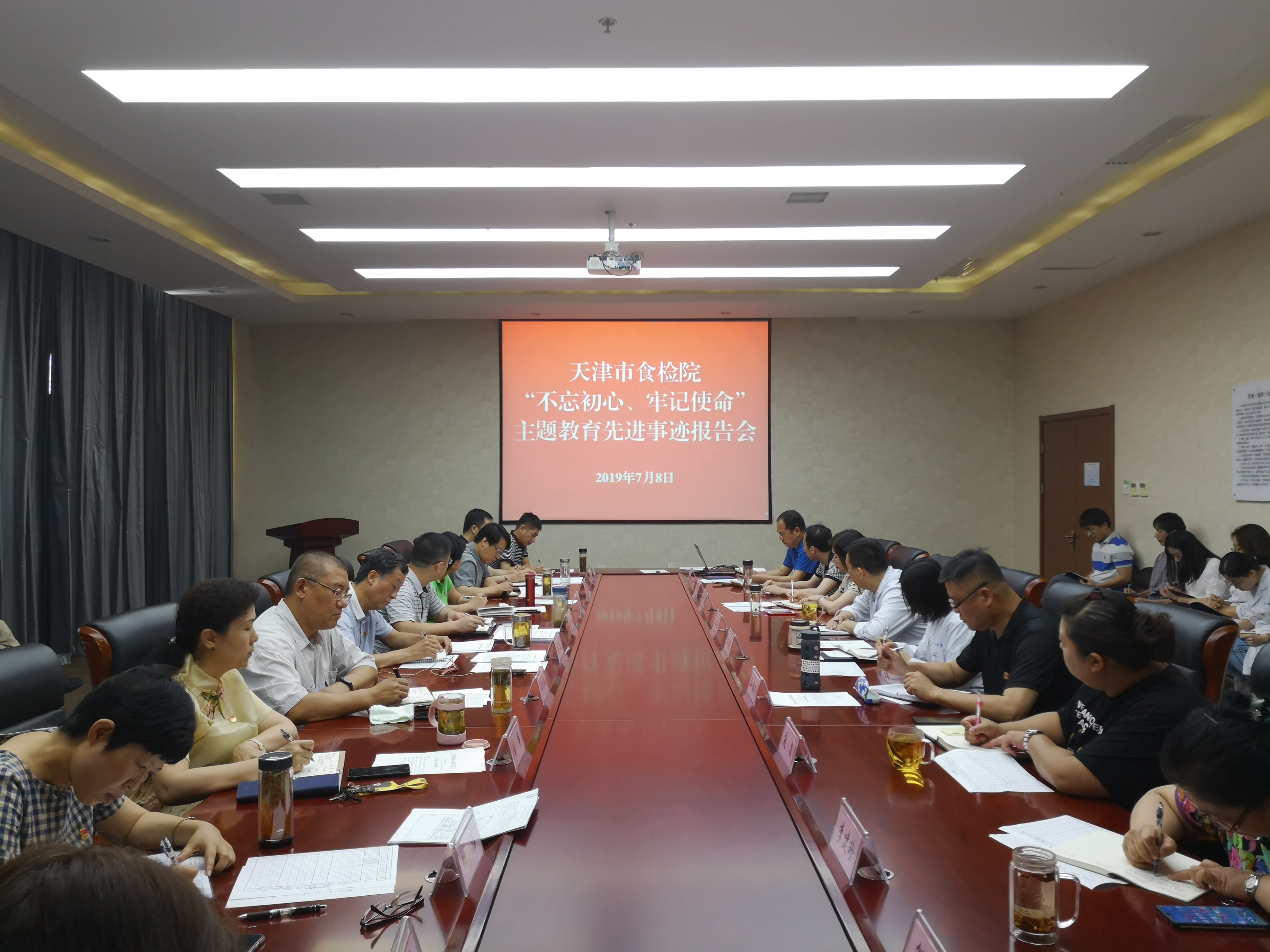 7-8先进事迹报告会.jpg